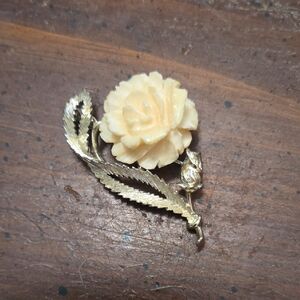 Vintage Lisner Gold Tone and Cream Rose Floral Brooch💫